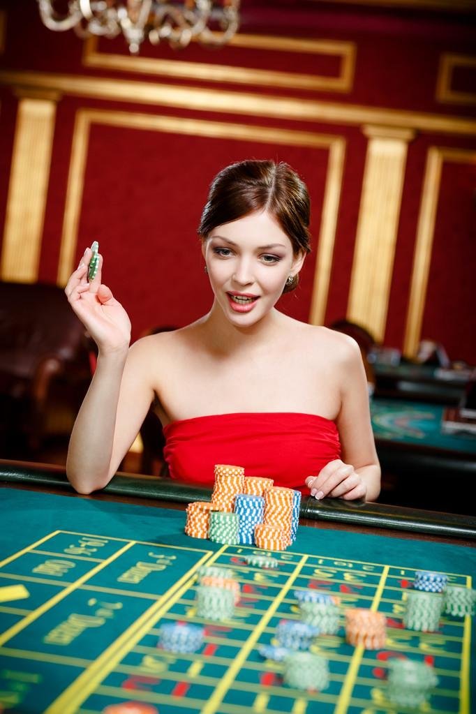 Người dùng cá cược thể thao bóng đá trên điện thoại tại e28bet